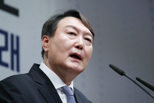 윤석열 전 검찰총장이 29일 오후 서울 서초구 매헌 윤봉길 의사 기념관에서 대선출마 선언을 하고 있다.국회사진기자단=연합뉴스.